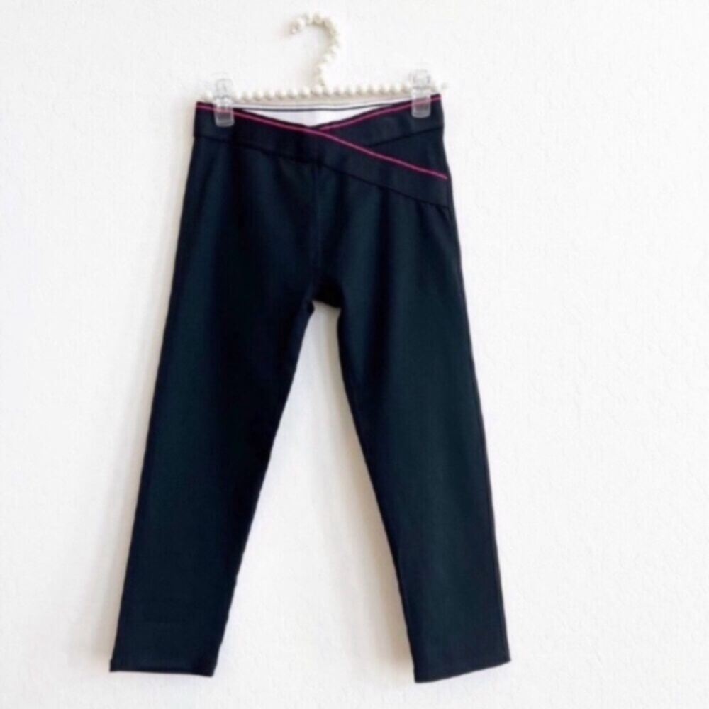 Fabletics Women’s Maddox Capri Leggings Black Coral Logo Waistband